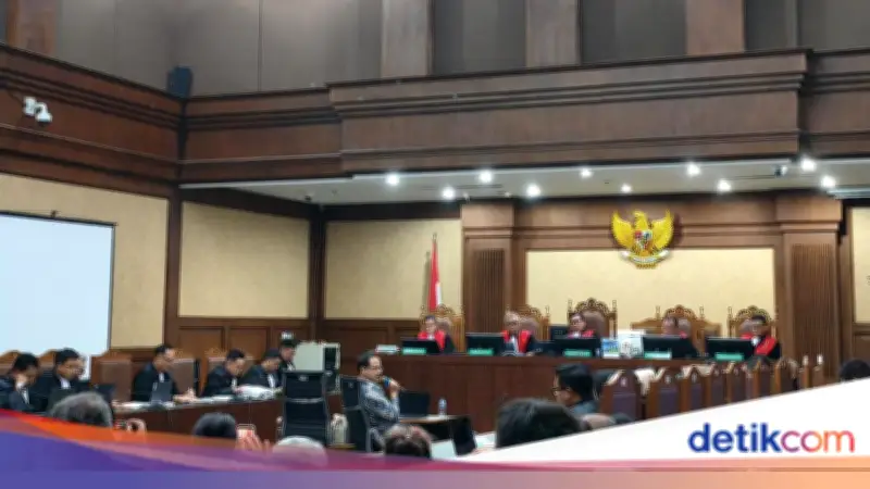 Hakim Konfrontasi Nadiem soal Sikap Setuju tapi Tak Akui Putuskan Pengadaan Chromebook