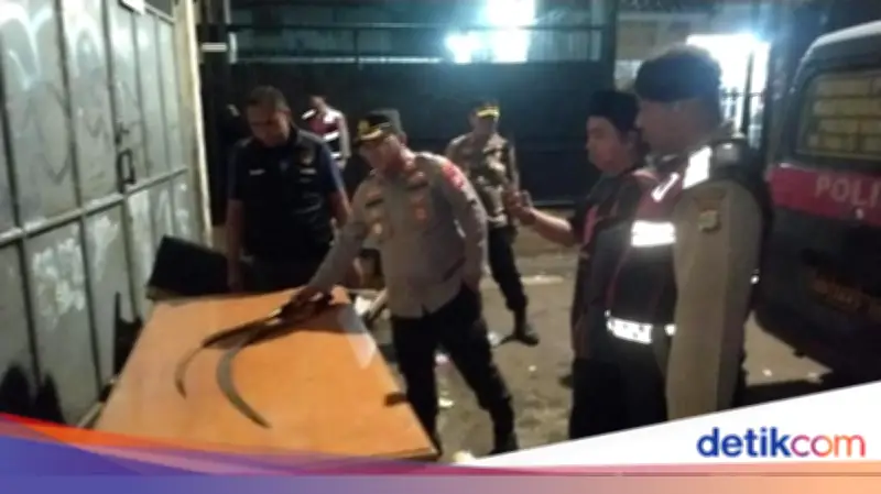 Polisi Bubarkan Remaja Hendak Tawuran di Kebon Jeruk, Sita Celurit dan Sinte