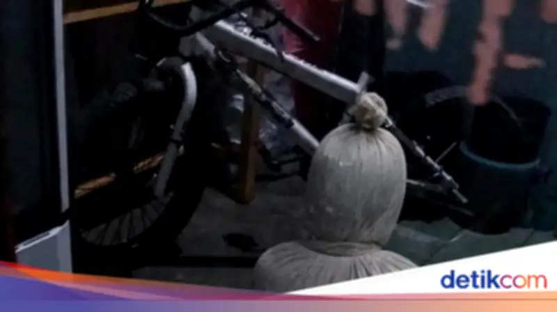 Viral Foto Pocong Duduk di Teras Warga Depok, Polisi Pastikan Hoax