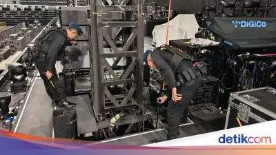 Brimob Polda Metro Sterilisasi Indonesia Arena Jelang Konser One Ok Rock