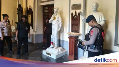 Brimob Sterilisasi Gereja Katedral Jelang Ibadah Kenaikan Isa Almasih