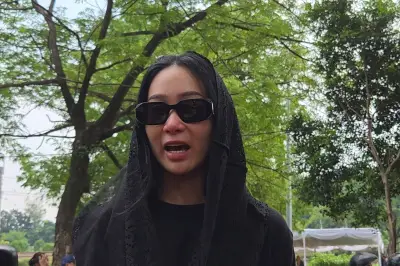 Bunga Zainal Klarifikasi Ayahnya Meninggal di Rumah, Bukan RS