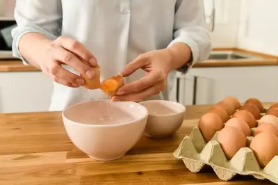 Cara Mudah Ambil Sisa Cangkang Telur yang Jatuh ke Adonan atau Masakan