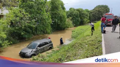 Cari Kartu Tol Sambil Nyetir, Mobil Toyota Rush Nyemplung Kali di Soetta