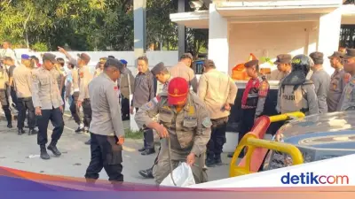 Demo di Indramayu, Massa Lempar Ular ke Aparat saat Berunjuk Rasa