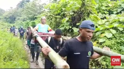 Desa Lohia Maluku Tanpa Faskes, Nenek Miskin Sakit Ditandu 5 Jam ke Puskesmas