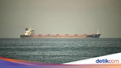 Dikawal Pasukan AS, Kapal Kargo Berhasil Lintasi Selat Hormuz