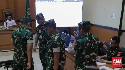 Dua Anggota BAIS TNI Perlihatkan Luka Bakar Akibat Air Keras di Sidang