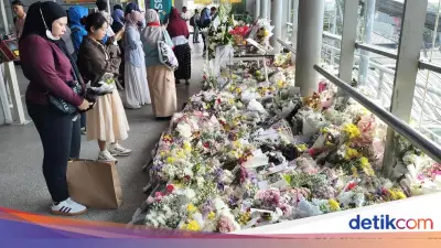 Duka di Stasiun Bekasi Timur: Bunga dan Doa untuk 16 Korban Tabrakan KRL-Argo Bromo