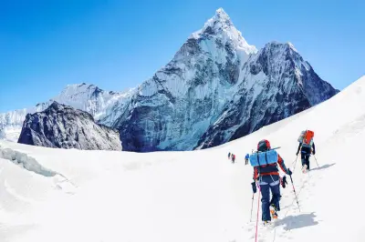 Everest Berubah: Ancaman Bukan Cuaca, Tapi Overload Pendaki