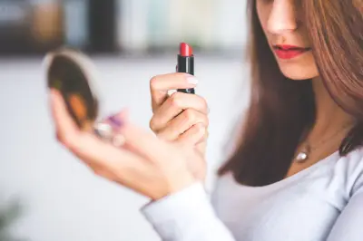 Fenomena Lipstick Effect Melanda Indonesia, Ini Penjelasan Dosen UGM