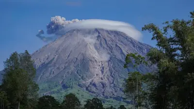 Gunung Semeru Erupsi Empat Kali Pagi Ini, Warga Diminta Jauhi Puncak