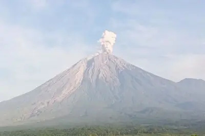 Gunung Semeru Erupsi Tiga Kali, Kolom Abu Capai 1 Kilometer