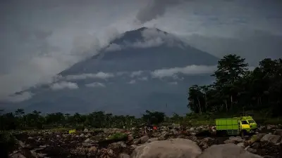 Gunung Semeru Erupsi Tiga Kali pada Minggu Pagi, Kolom Abu Capai 700 Meter