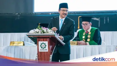 Gus Ipul Ulas Fondasi Indonesia Emas 2045 dalam Orasi Ilmiah di UIN Surabaya