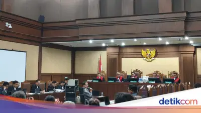 Hakim Konfrontasi Nadiem soal Sikap Setuju tapi Tak Akui Putuskan Pengadaan Chromebook