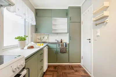 Hindari 5 Kesalahan Membersihkan Lemari Kayu Dapur agar Awet