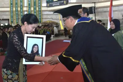 Ibu Gantikan Wisuda Anak di UPN Jogja, Meninggal saat Tolong Sahabat