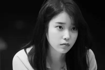 IU Menangis Minta Maaf di Depan Penggemar Saat Ultah