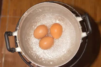 Jangan Rebus Telur Langsung dari Kulkas, Ini Alasan Pentingnya