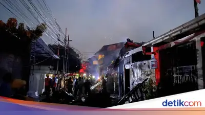 Kebakaran di Jatinegara Berawal dari Percetakan, 5 Rumah Terdampak
