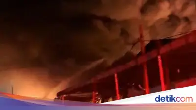 Kebakaran di Pergudangan Miami Jakbar Hanguskan Empat Gudang Paket