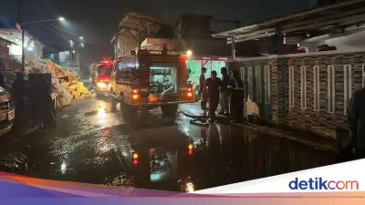 Kebakaran Gudang Limbah di Cikarang, 7 Rumah Warga Ikut Terbakar