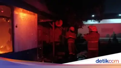 Kebakaran Hanguskan Pos Jaga Satpas SIM di Jakarta Barat