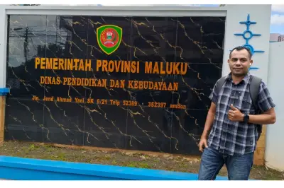 Kisah Hairudin, Guru yang Menyusuri Tiga Sungai Demi Mengajar