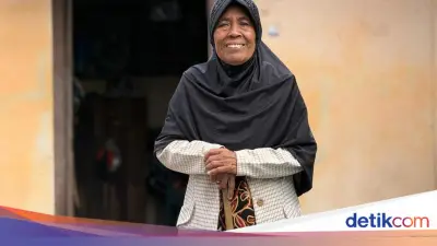 Kisah Lansia Surakarta Besarkan Anak dari Jual Bunga dan Bersihkan Makam