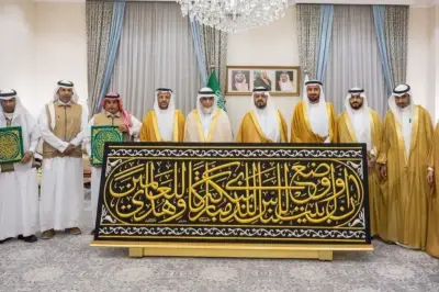 Kiswah Baru Kabah Diserahkan ke Penjaga Kabah di Mekkah