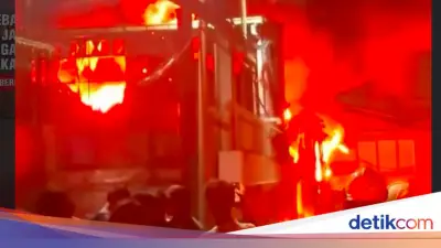 Korsleting Mesin Freon Picu Kebakaran 4 Gudang di Jakarta Barat