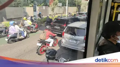 Lalin Pancoran Arah Semanggi Macet Pagi Ini, Kendaraan Merayap