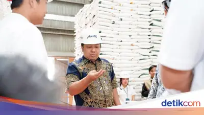 Legislator Gerindra Salurkan Bantuan Pangan untuk Lansia di Banjar