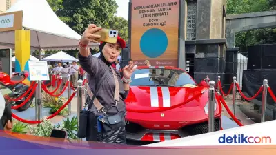 Lelang Barang Rampasan Kejagung di CFD Jadi Spot Swafoto Warga