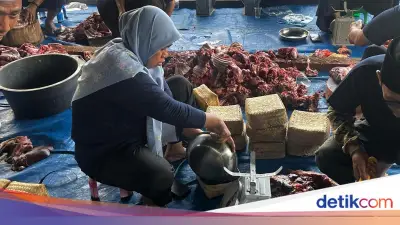 Masjid Al Azhar Gunakan Besek Bambu untuk Daging Kurban, Kurangi Plastik