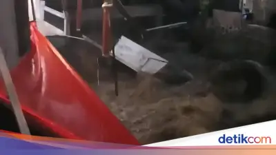 Masjid Ambruk Akibat Tebing 6 Meter Longsor di Bogor