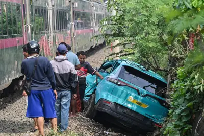 Mobil Listrik Tabrak Kereta di Bekasi: Teknologi Canggih Gagal di Perlintasan