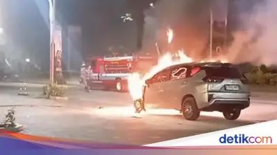 Mobil Xpander Terbakar di Bojongsari Depok, Damkar Selidiki Penyebab