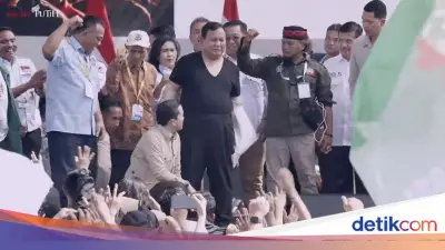 Momen Prabowo Buka Baju Safari dan Lempar ke Massa Buruh di Monas