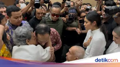 Nadiem Peluk Cium Ortu dan Istri Usai Dituntut 18 Tahun Penjara