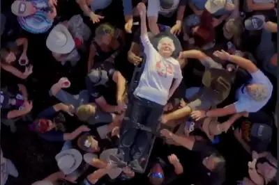 Nenek 99 Tahun Pecahkan Rekor Crowd Surfing di Konser Musik