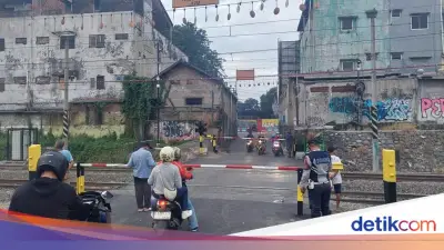 Palang Elektronik Diuji Coba di Perlintasan Rel KA Bekasi Timur