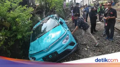 Pemeriksaan Taksi Green SM Terkait Tabrakan KA di Bekasi Ditunda