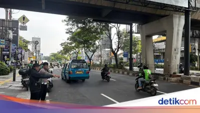 Pemotor Lansia Patah Tulang Usai Oleng dan Jatuh di Jalan Margonda Depok