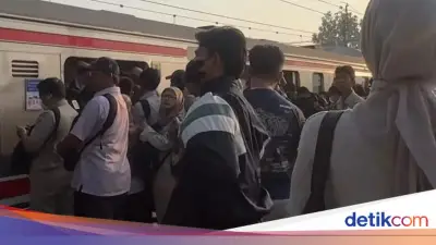 Penumpang Berdesakan di Stasiun Sudimara Imbas Gangguan KRL Serpong
