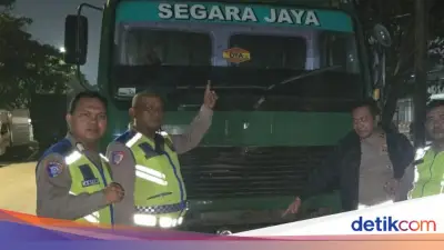 Polisi Tilang Dua Truk Trailer Lawan Arah di Cakung Cilincing Jakarta Utara