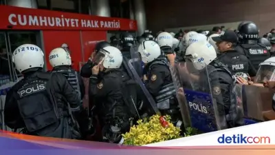 Polisi Turki Gas Air Mata Gerebek Markas Partai Oposisi CHP