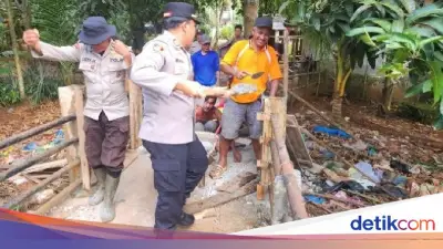 Polres OKI Perbaiki Jembatan Rusak Sambut HUT Bhayangkara ke-80
