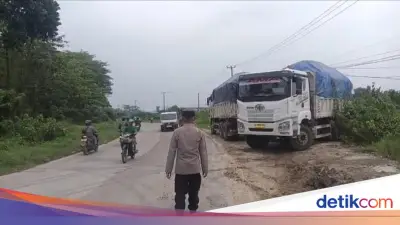 Polsek Jawilan Tertibkan Dump Truk Parkir Sembarangan di Cikande-Rangkasbitung
